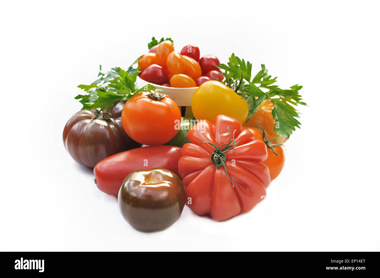 Sortiment von Tomaten mit verschiedenen Formen und Farben auf weißem Hintergrund Stockfoto