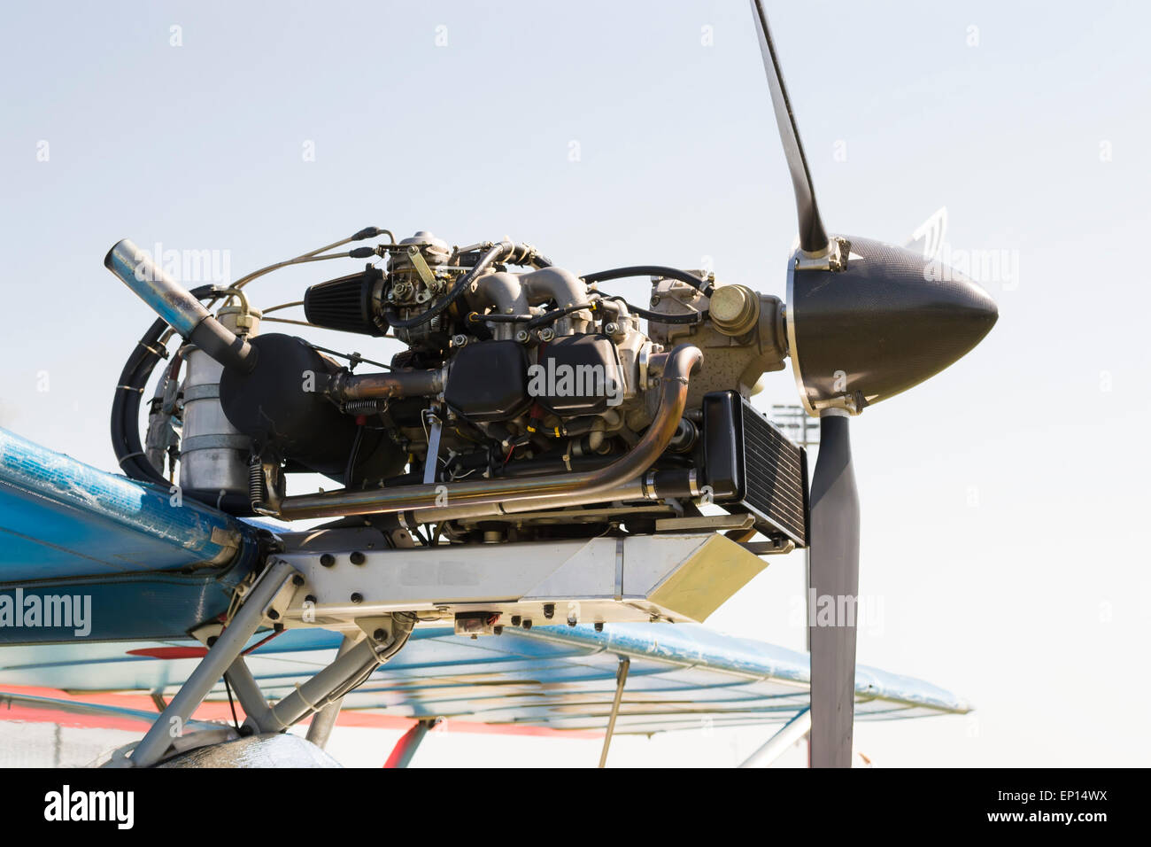 Ausgesetzt Flugzeugmotor mit drei Klingen Propeller, auf der oberen Tragfläche montiert Stockfoto