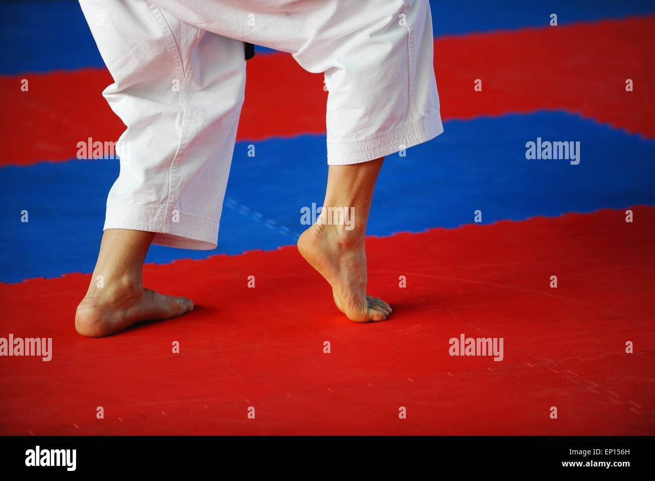 Füße von Karate Praktiker sind Erdgeschoss Wettbewerb gesehen. Stockfoto