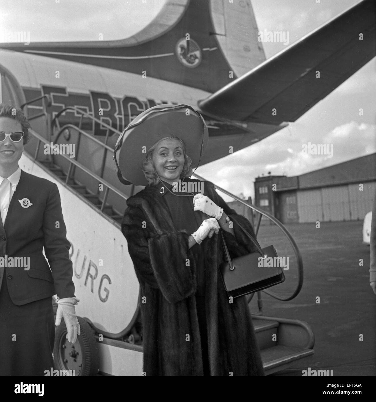 Sängerin mit einem Sombrero bei ihrer Ankunft am Flughafen Hamburg, Deutschland 1950er Jahre. Sänger mit einem Sombrero Hut auf Stockfoto