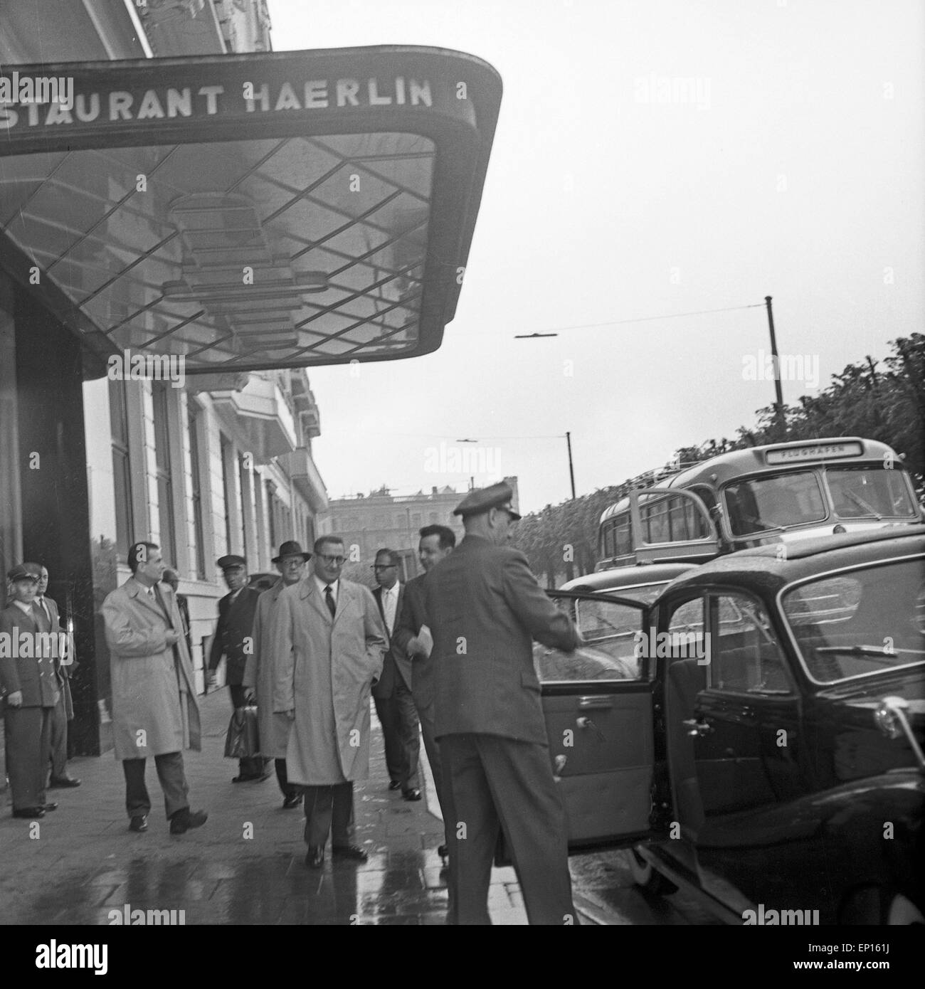 Ein Chauffeur Holt Seine Fahrgäste Vor Dem Restaurant Haerlin in Hamburg Ab, 1950er Jahre Deutschland. Ein Chauffeur Abholung Hallo Stockfoto