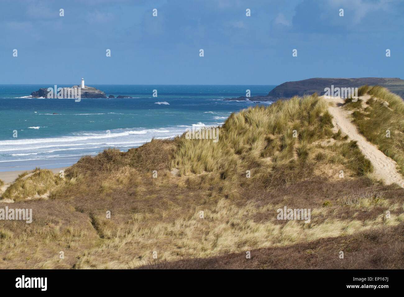 Blick auf Godrevy Insel und Godrevy Point von Upton Towans NNR Sanddünen, St. Ives Bay, Cornwall, England. März. Stockfoto