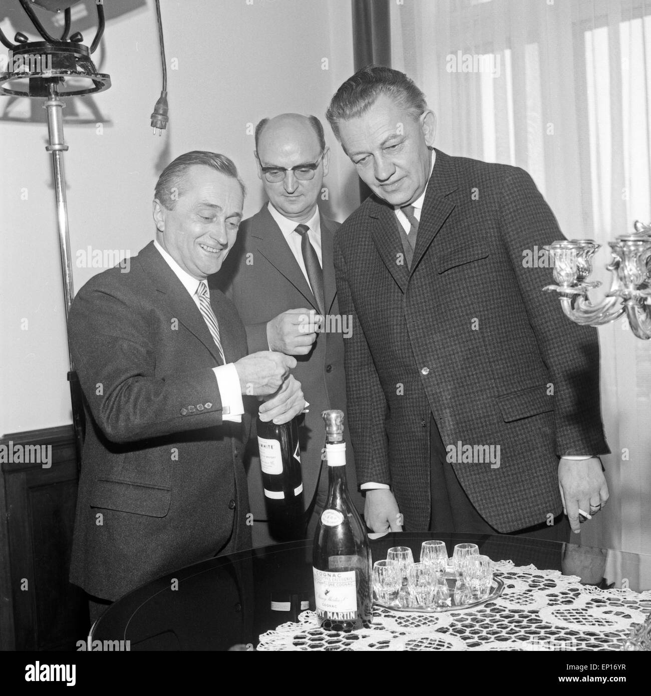 Deutscher Trabrennsportler Johannes Hänschen Frömming (links) und der Theologe Michael Jary, Deutschland 1960er Jahre. Germa Stockfoto