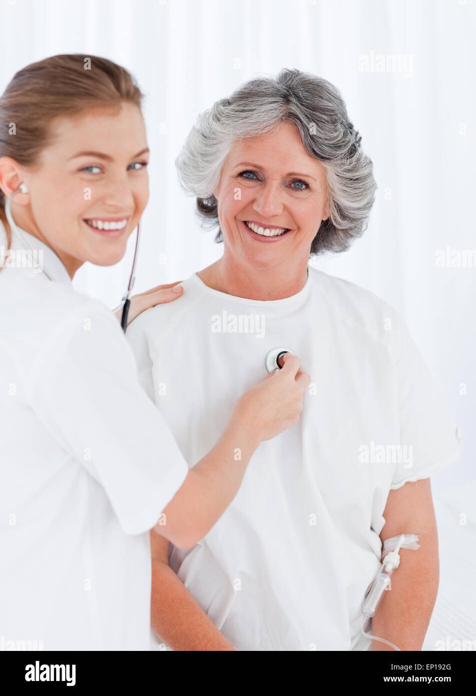 Ehemaliger Patient mit ihrer Amme in die Kamera schaut Stockfoto