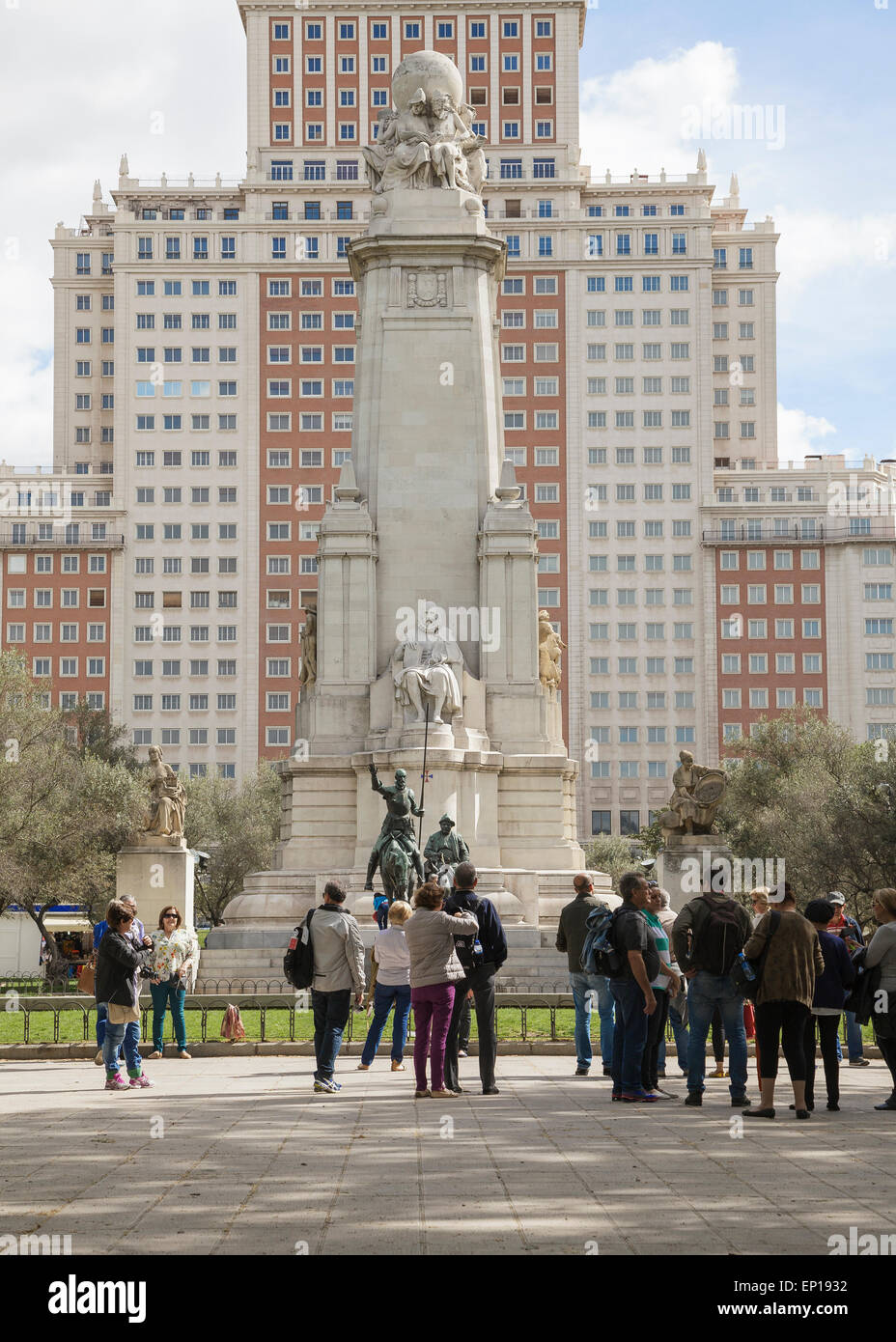 Touristen in Plaza de Espana – Spanisch-Platz mit dem Cervantes-Denkmal, einschließlich Skulpturen des Don Quijote und Sancho Panza Stockfoto