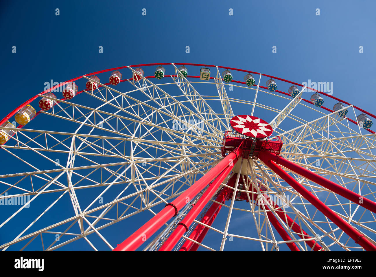 Atraktsion Ferris Wheel vor blauem Himmel mit Wolken Stockfoto
