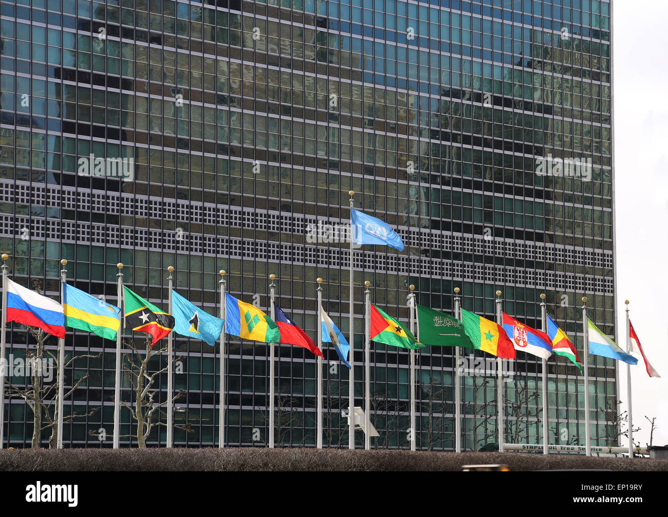 Hauptsitz der Vereinten Nationen. Flaggen auf die Mitglieder heißt es, in alphabetischer Reihenfolge angeordnet. New York City. USA. Stockfoto
