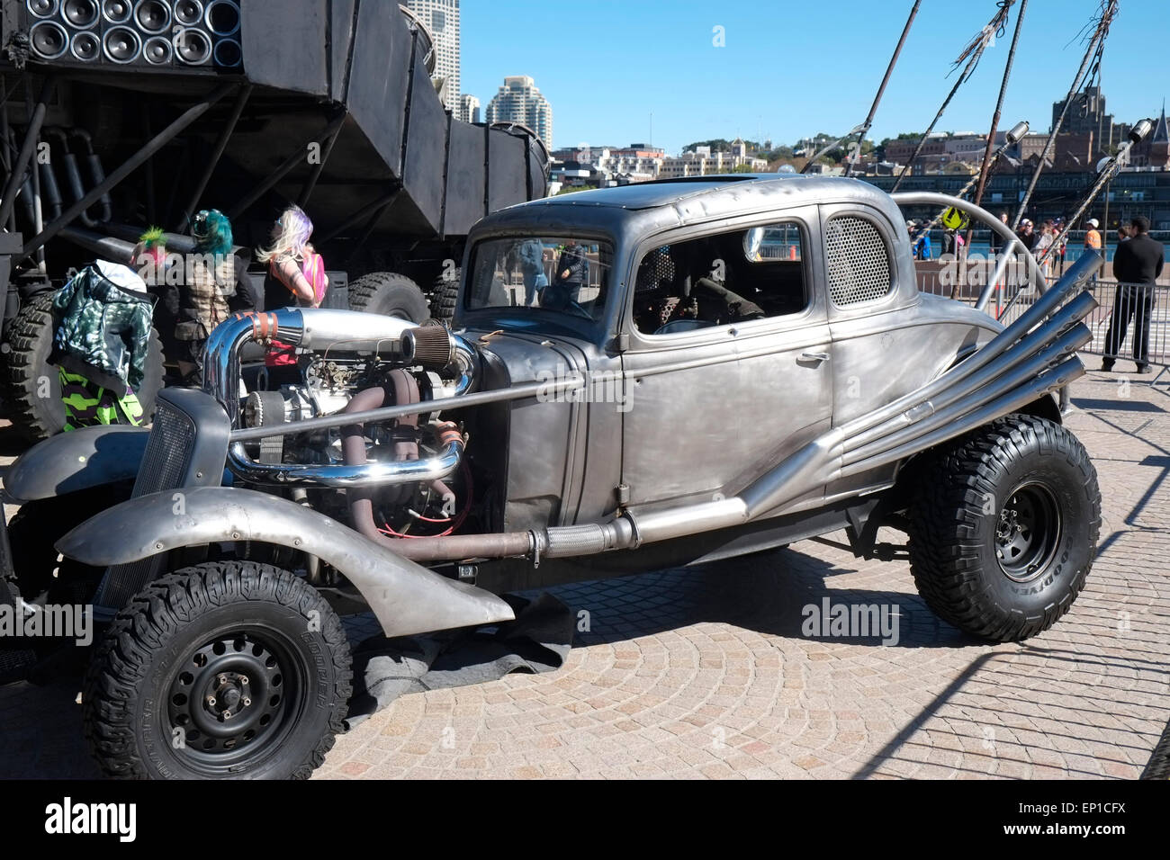 Sydney, Australien. Mai 2015. Mad Max Fury Road kam nach Sydney und schloss Teile des Zentrums, um eine Promo zu filmen und ihre Monster-Fahrzeuge am Circular Quay für eine öffentliche Ausstellung abzulegen. Circular Quay sah den Gigahorse, Buick, und stellte das Nux-Auto neben den anwesenden Fahrzeugen zusammen mit einer Reihe von Schauspielern vor. Quelle: martin Beere/Alamy Live News Stockfoto