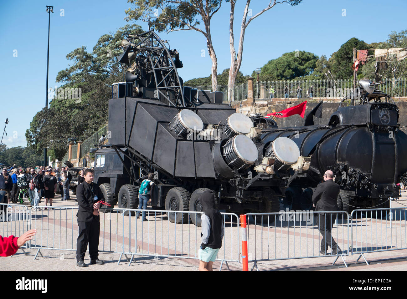 Sydney, Australien. Mai 2015. Mad Max Fury Road kam zur Filmpremiere nach Sydney und veranstaltete eine Werbeveranstaltung im Circular Quay in Sydney mit Fahrzeugen von Mad Max Fury Road, die den Doof Wagon bildeten Stockfoto