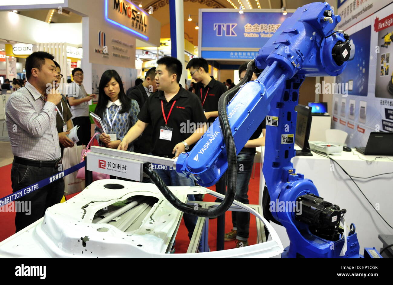 Peking, China. 13. Mai 2015. Aussteller wird ein 3D Scan Ausrüstungen in Pkw-Produktion während der industriellen Automatisierung Peking 2015 in Peking, Hauptstadt von China, 13. Mai 2015 eingeführt. Der industriellen Automation Beijing 2015 eröffnet in Peking am Mittwoch. © Li Xin/Xinhua/Alamy Live-Nachrichten Stockfoto
