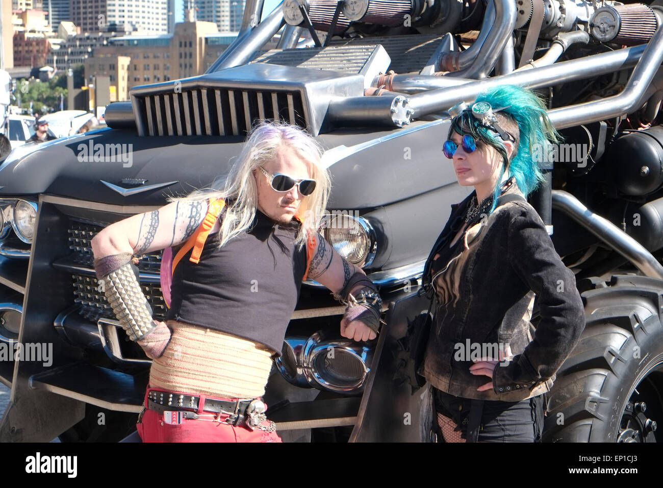 Sydney, Australien. Mai 2015. Mad Max Fury Road Schauspieler und Gigahorse aus zwei Cadillac Coupe de Villes aus dem Jahr 1959 kamen zur Filmpremiere nach Sydney und veranstalteten eine Werbeveranstaltung für die Öffentlichkeit am Circular Quay Stockfoto