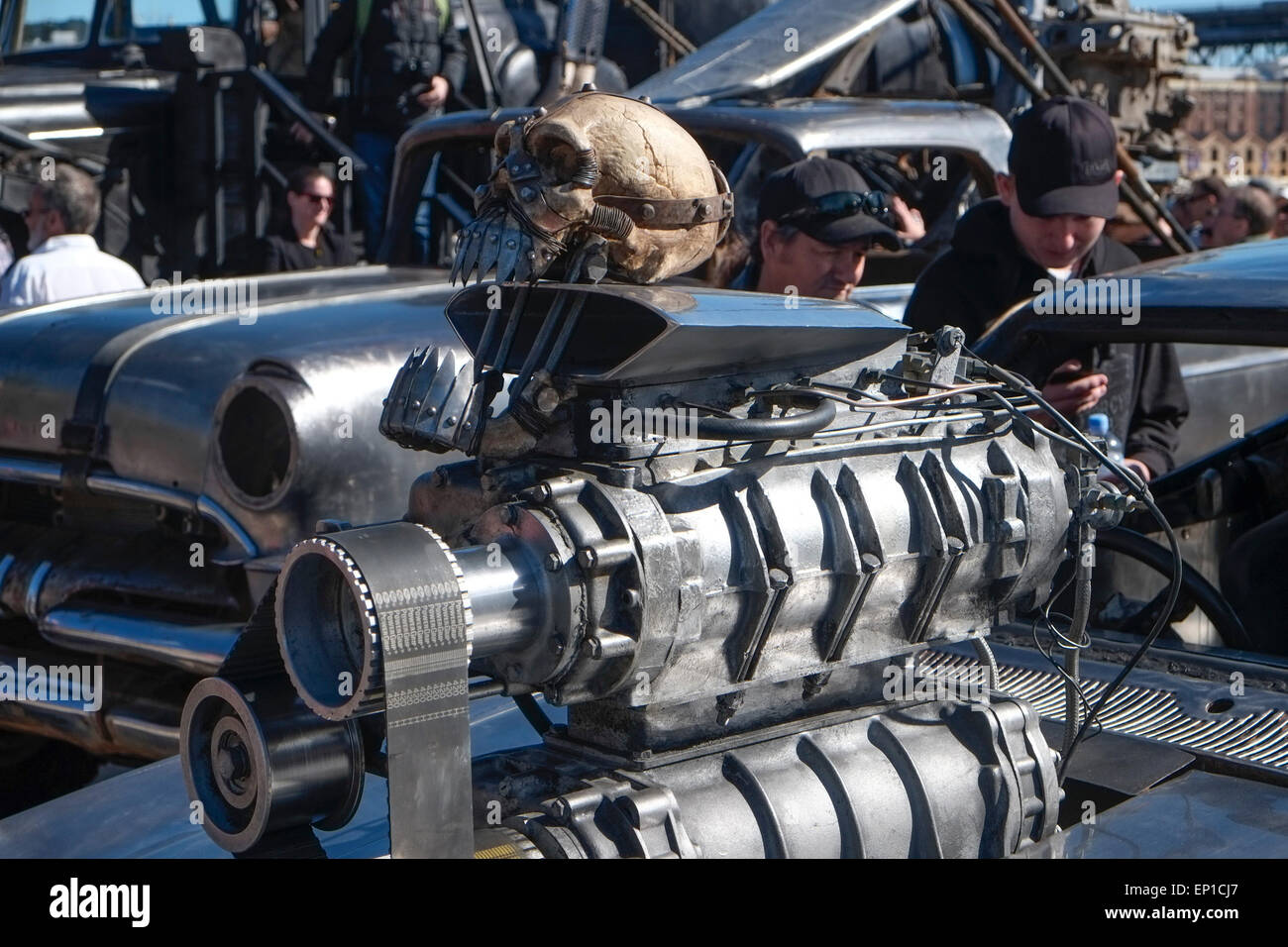 Sydney, Australien. 13. Mai 2015. Mad Max-Fury Road kam nach Sydney für die Filmpremiere und setzen auf eine Promo am circular quay Stockfoto