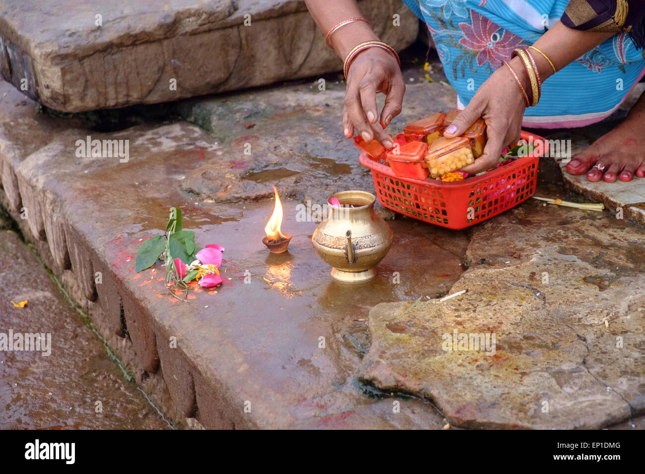 Stier kämpfen auf Ghats von Varanasi. Stockfoto