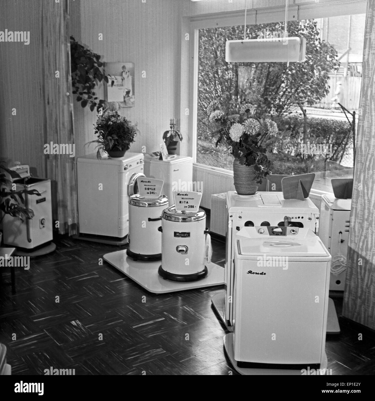 Ausstellung in Einem Elektrogerätegeschäft Mit Wäschetrocknern Und Waschmaschinen der Marke Rondo in Hamburg, Deutschland 1950er Stockfoto
