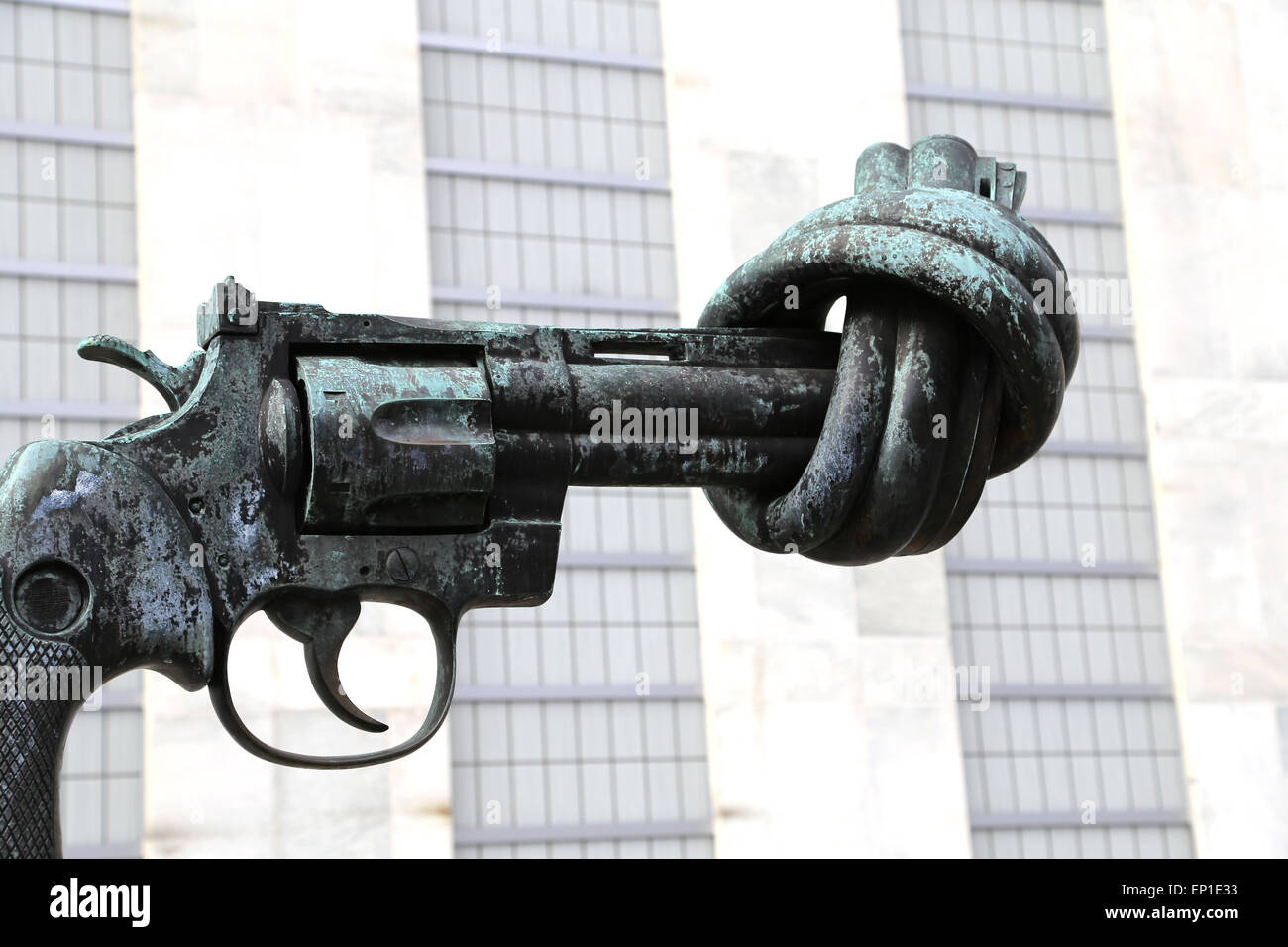 Carl Fredrik Reutersward (geb. 1934). Schwedischer Maler und Bildhauer. Skulptur der Gewaltlosigkeit. Bronze. Revolver mit verknoteten Lauf. Stockfoto