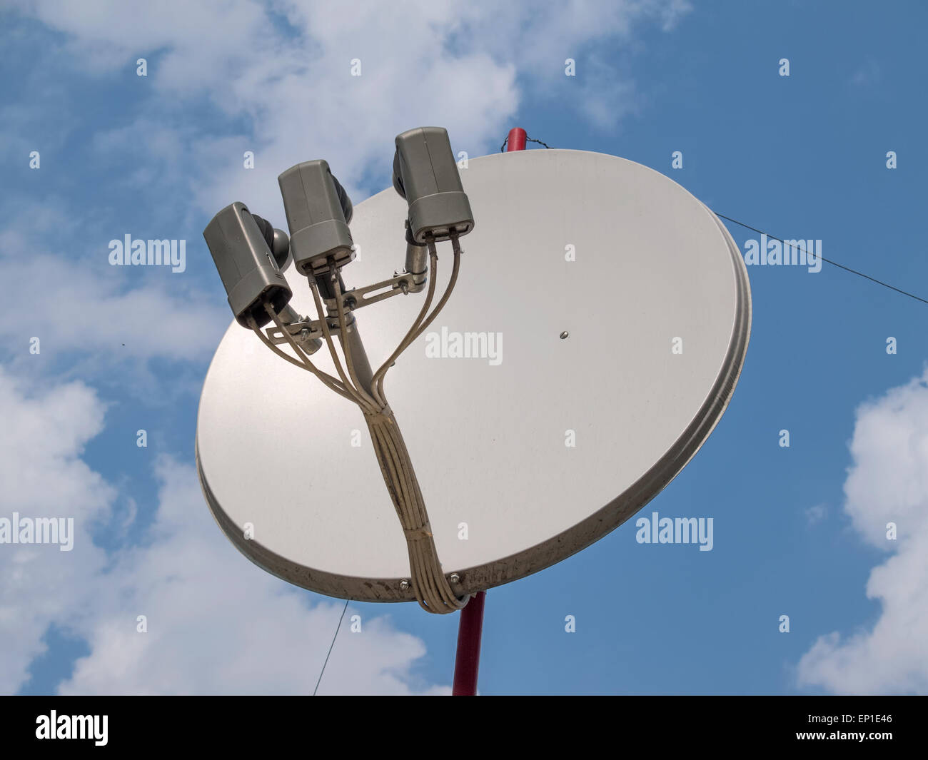 Weiße TV Satellitenschüssel Antenne mit drei Köpfen Stockfoto
