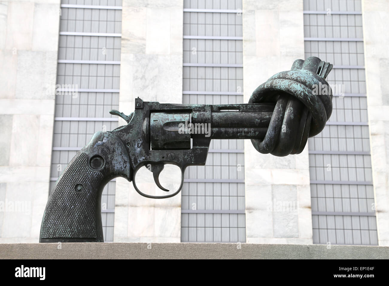 Carl Fredrik Reutersward (geb. 1934). Schwedischer Maler und Bildhauer. Skulptur der Gewaltlosigkeit. Bronze. Revolver mit verknoteten Lauf. Stockfoto