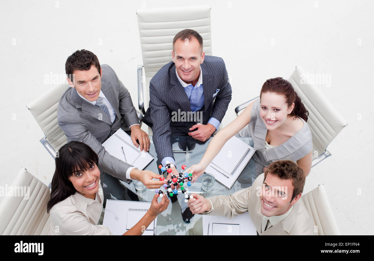Hohen Winkel des Lächelns Business-Team hält Moleküle Stockfoto