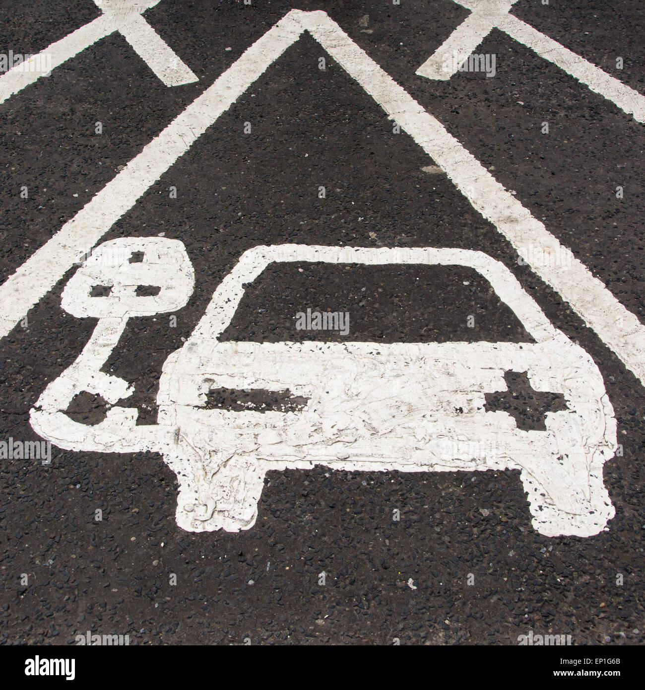 Ecotricity Elektroauto aufladen Punkt Zeichen gemalt auf Parkplatz am Scotch Corner Services - England, UK Stockfoto