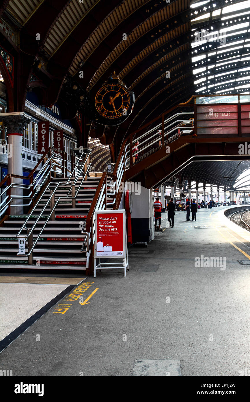 Plattform in york city Bahnhof, England, Großbritannien Stockfoto