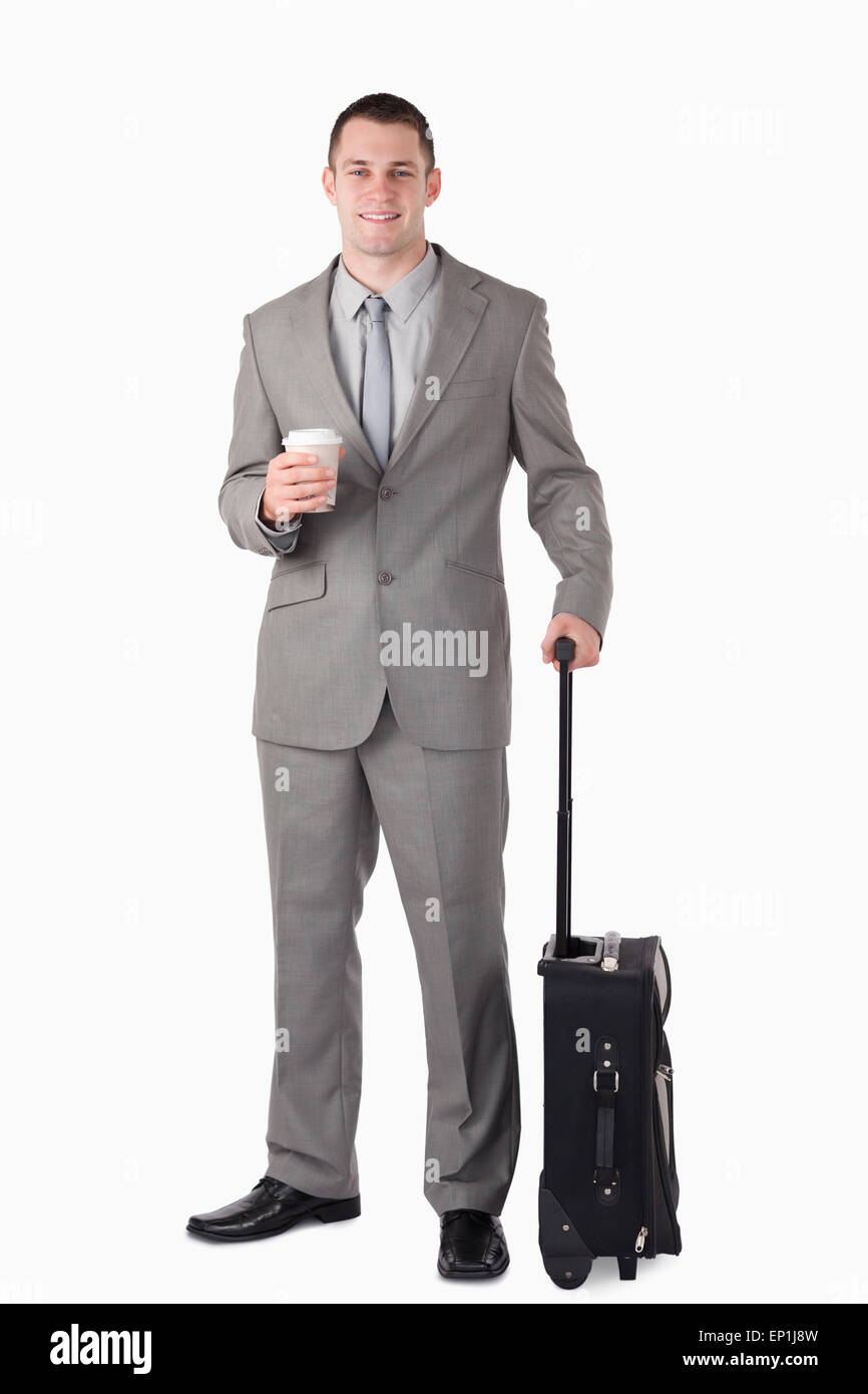 Porträt eines Geschäftsmannes hält eine Tasse Tee und einem Koffer Stockfoto