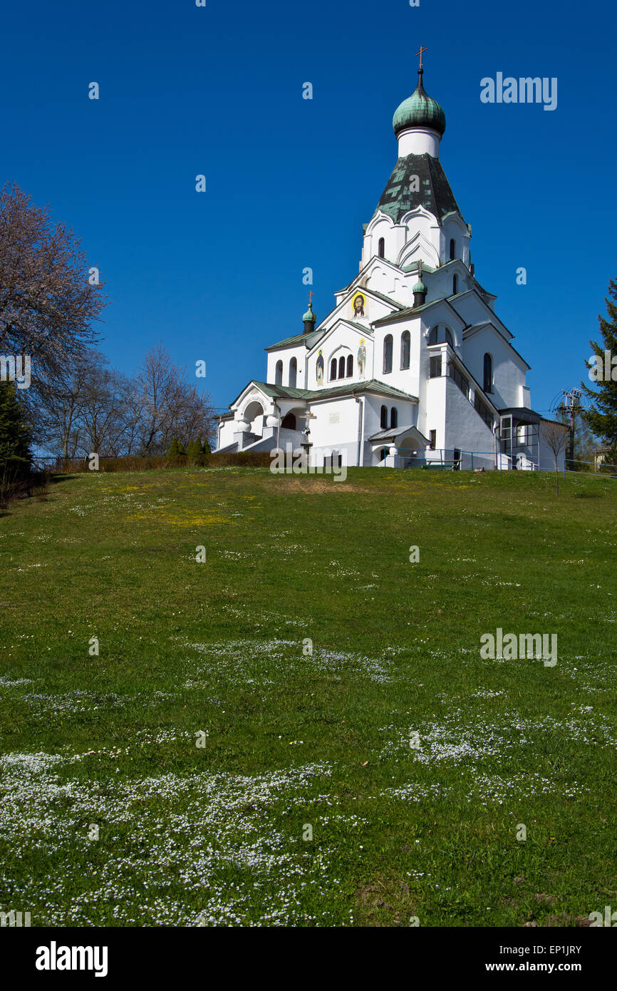 Weiße Gebäude der russisch-orthodoxen Kirche in Medzilaborce, Slowakei Stockfoto