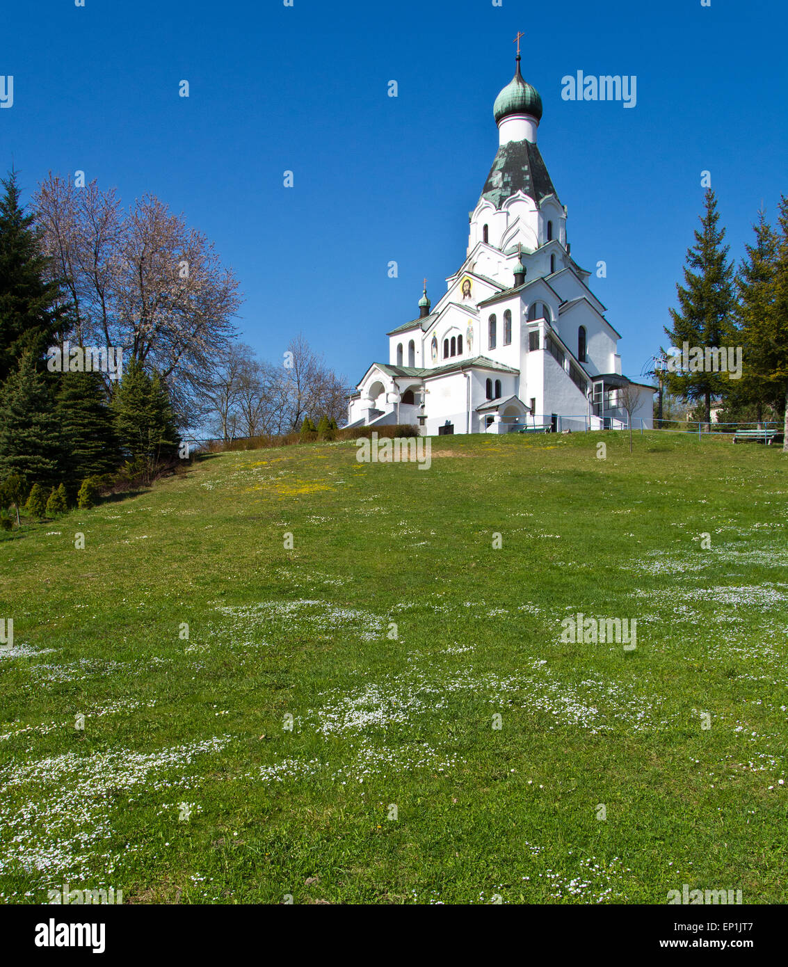Weiße Gebäude der russisch-orthodoxen Kirche in Medzilaborce, Slowakei Stockfoto