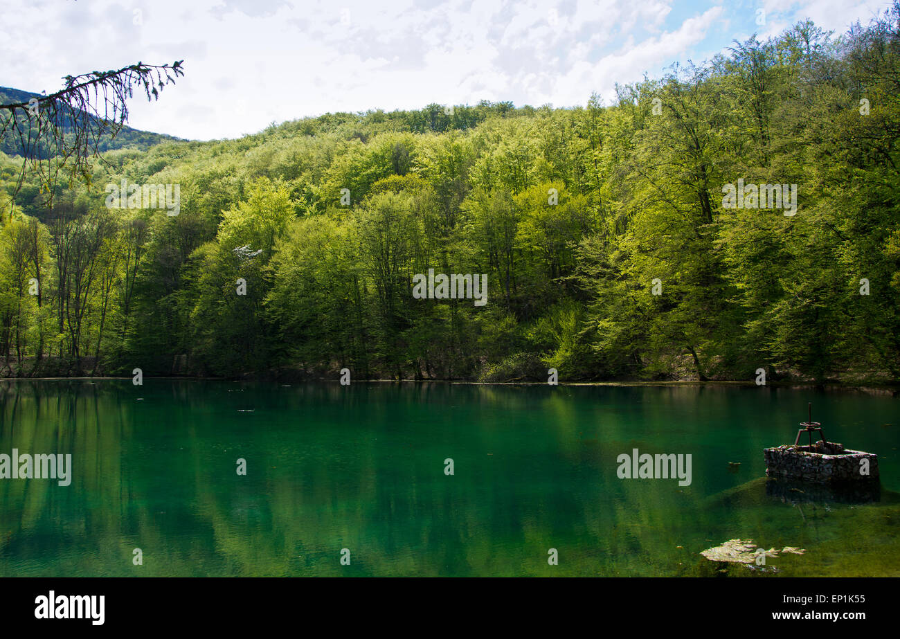 Schönen smaragdgrünen Bergsee in Buche Bergen, Szilvasvarad, Ungarn Stockfoto
