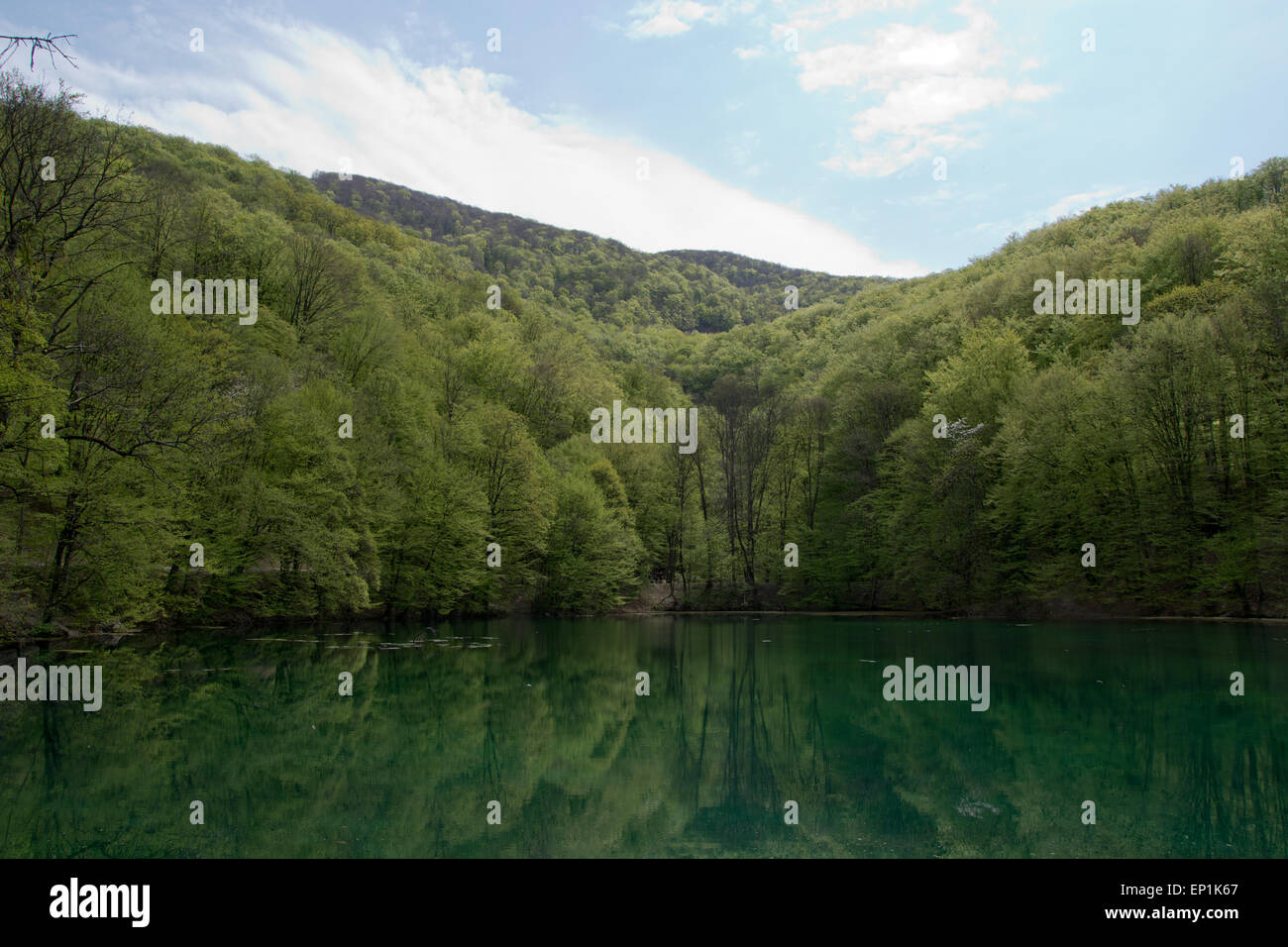 Schönen smaragdgrünen Bergsee in Buche Bergen, Szilvasvarad, Ungarn Stockfoto