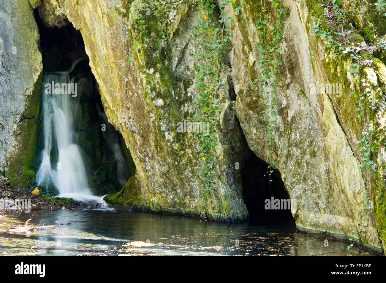 Kleiner Wasserfall im Wald in Buche Berge Ungarn Stockfoto