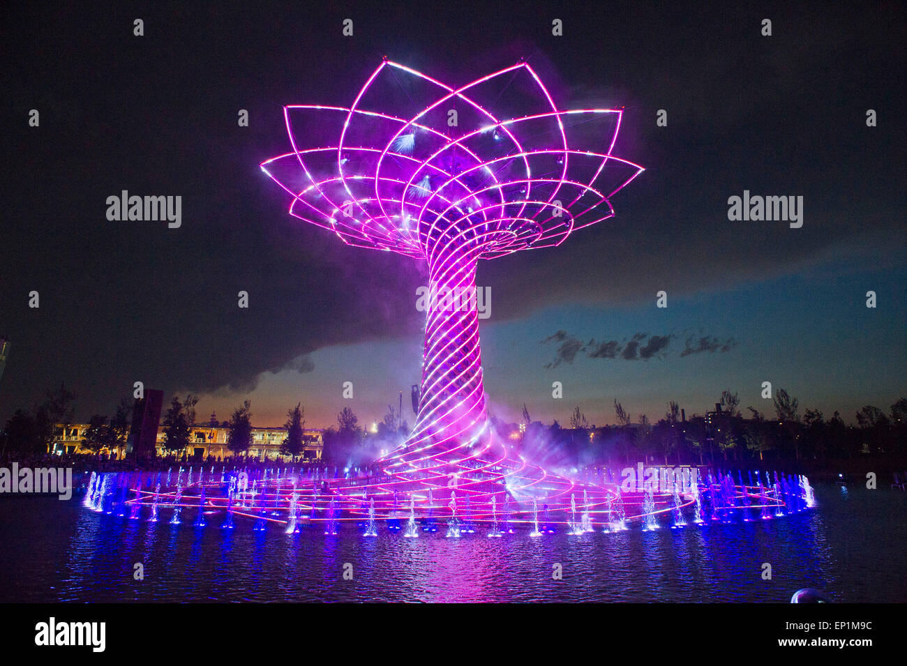 Italien Mailand Expo 2015 Baum des Lebens in den Abend. die Show wird ergänzt durch Musik und Beleuchtung Stockfoto