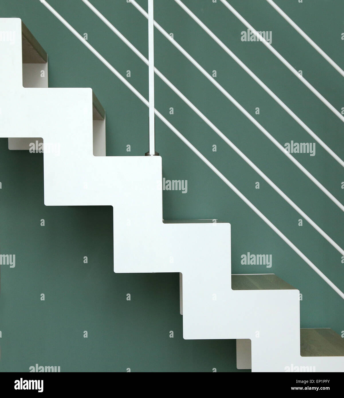 weiße Treppe hinauf auf die grüne Wand Hintergrund Stockfoto
