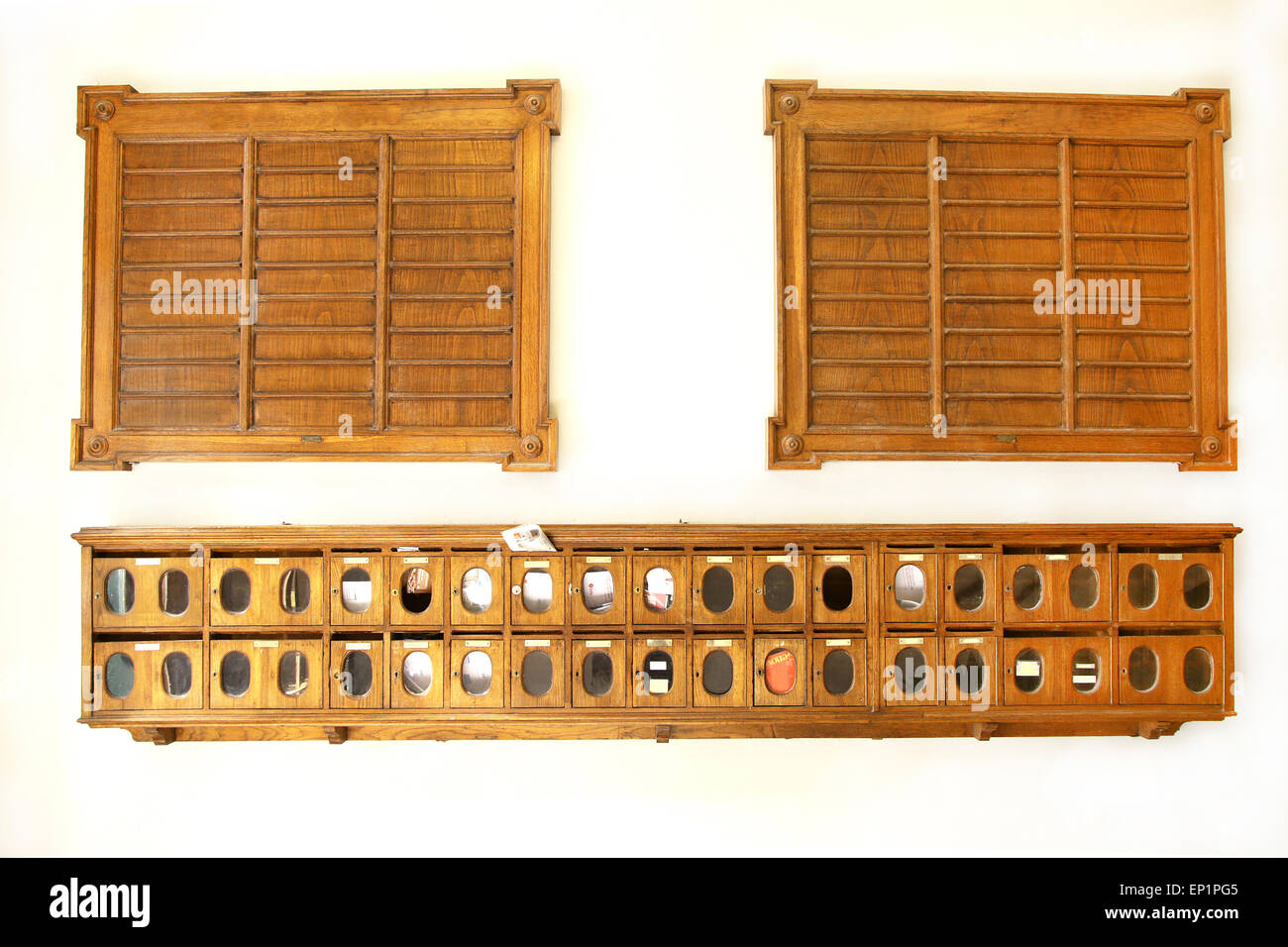 Vintage Holz Postfächer und Board für Wohnungen und Mieter-Liste Stockfoto