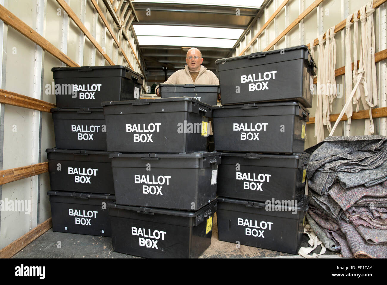 Wahlurnen an Sheldon Heath Gemeindezentrum bereit für die Abstimmung bei den allgemeinen Wahlen übermittelt werden Stockfoto
