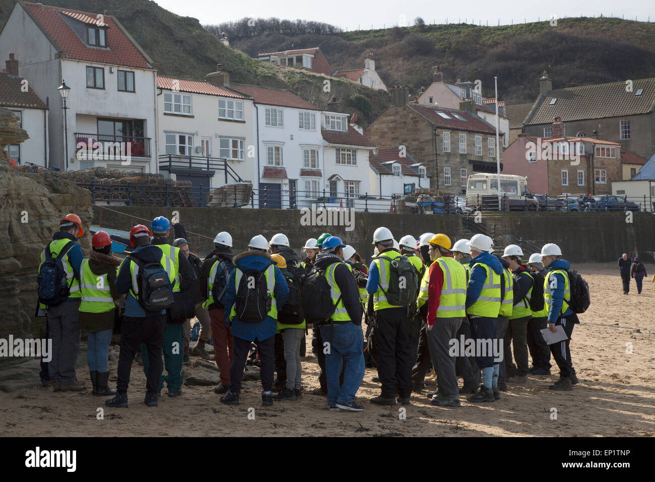 Studenten der Geologie auf Exkursion nach Staithes, North Yorkshire Stockfoto