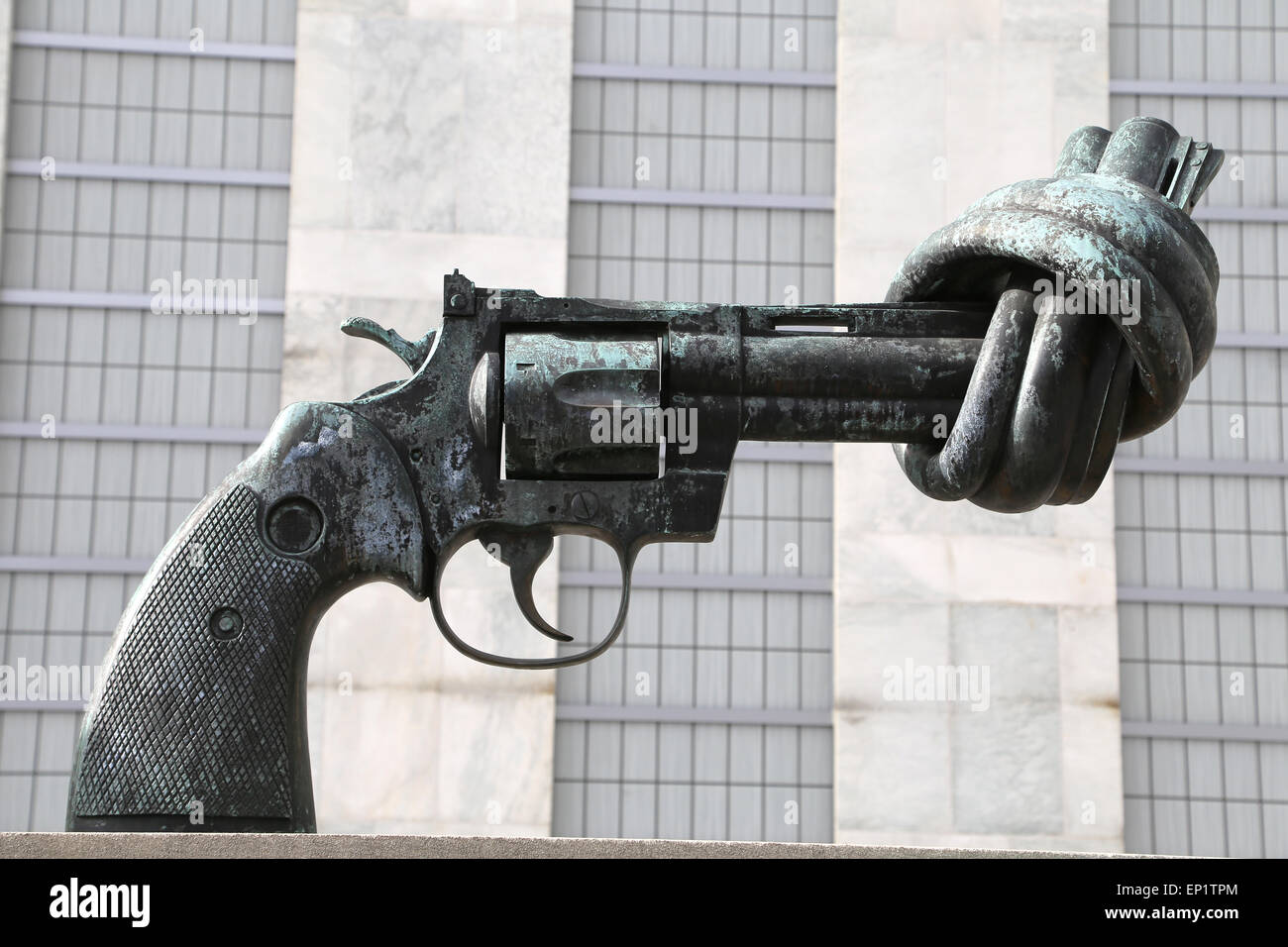 Carl Fredrik Reutersward (geb. 1934). Schwedischer Maler und Bildhauer. Skulptur der Gewaltlosigkeit. Bronze. Revolver mit verknoteten Lauf. Stockfoto
