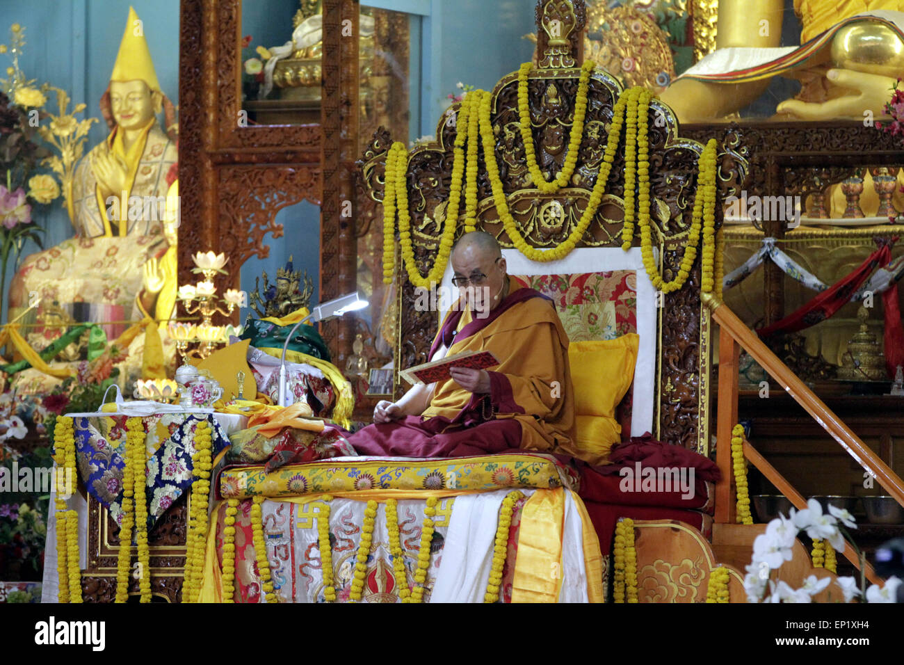 Dharamsala, Indien. 13. Mai 2015. Tibetischer geistiger Führer der Dalai Lama während der religiösen reden mit ihm am Gyuto Monestary in Sidhbari, Dharamshala am Mittwoch. Bildnachweis: Shailesh Bhatnagar/Pacific Press/Alamy Live-Nachrichten Stockfoto