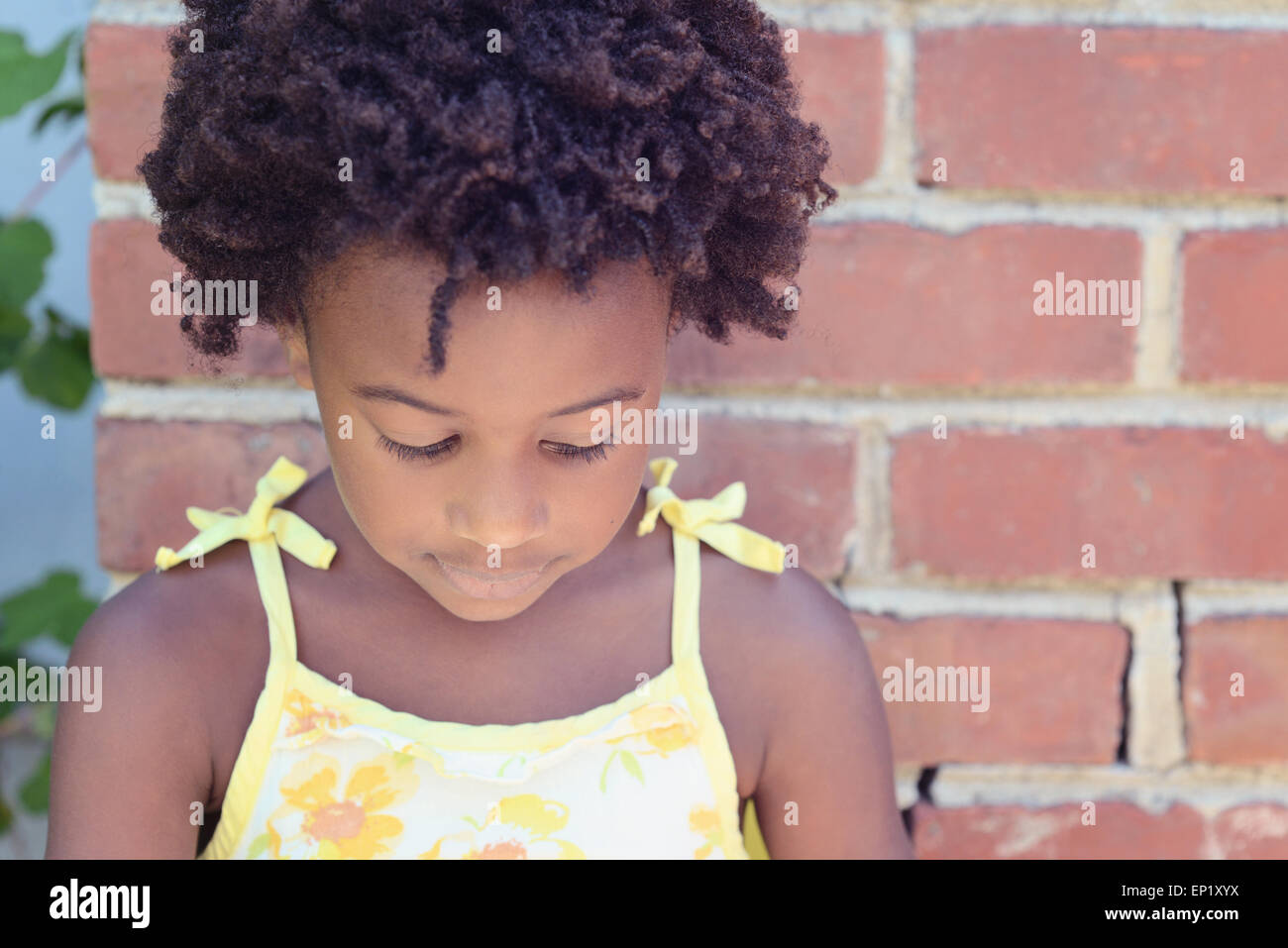 Porträt eines afroamerikanischen Mädchen auf der Suche nach unten Stockfoto