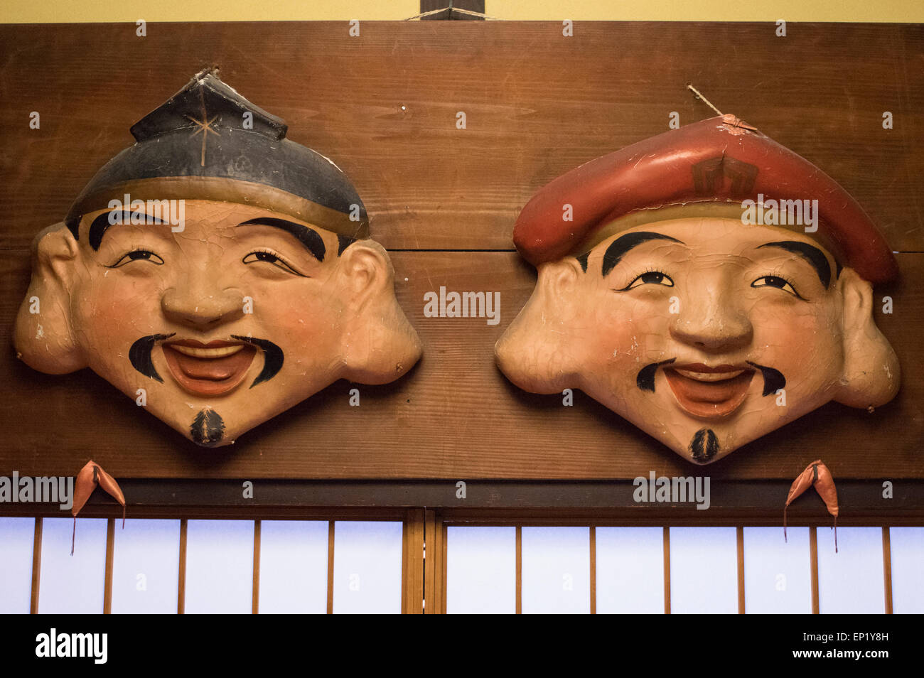 Hölzerne Gesichter im Kagetsu Restaurant, Nagasaki, Japan Stockfoto