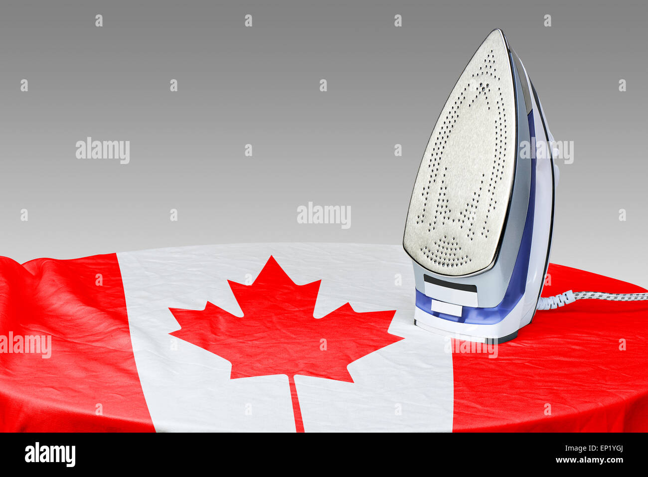 Vorbereitung für Dampfbügeleisen für glätten Sie die Falten der Flagge von Kanada Stockfoto