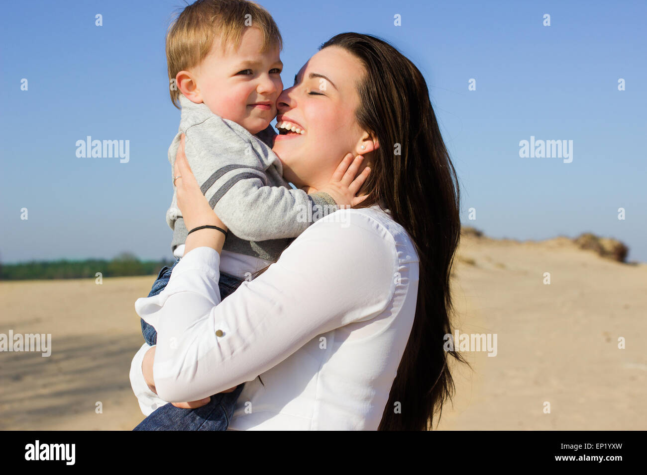 Seitenansicht einer Frau mit ihrem Sohn Stockfoto