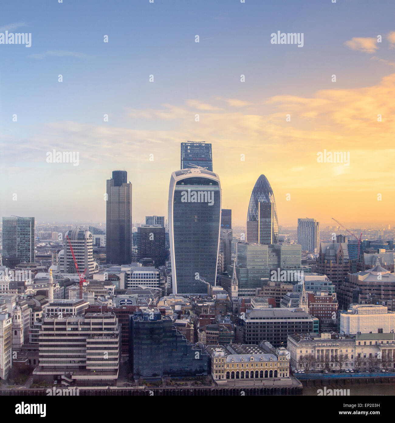 Skyline der Stadt bei Sonnenaufgang, London, England, Großbritannien Stockfoto
