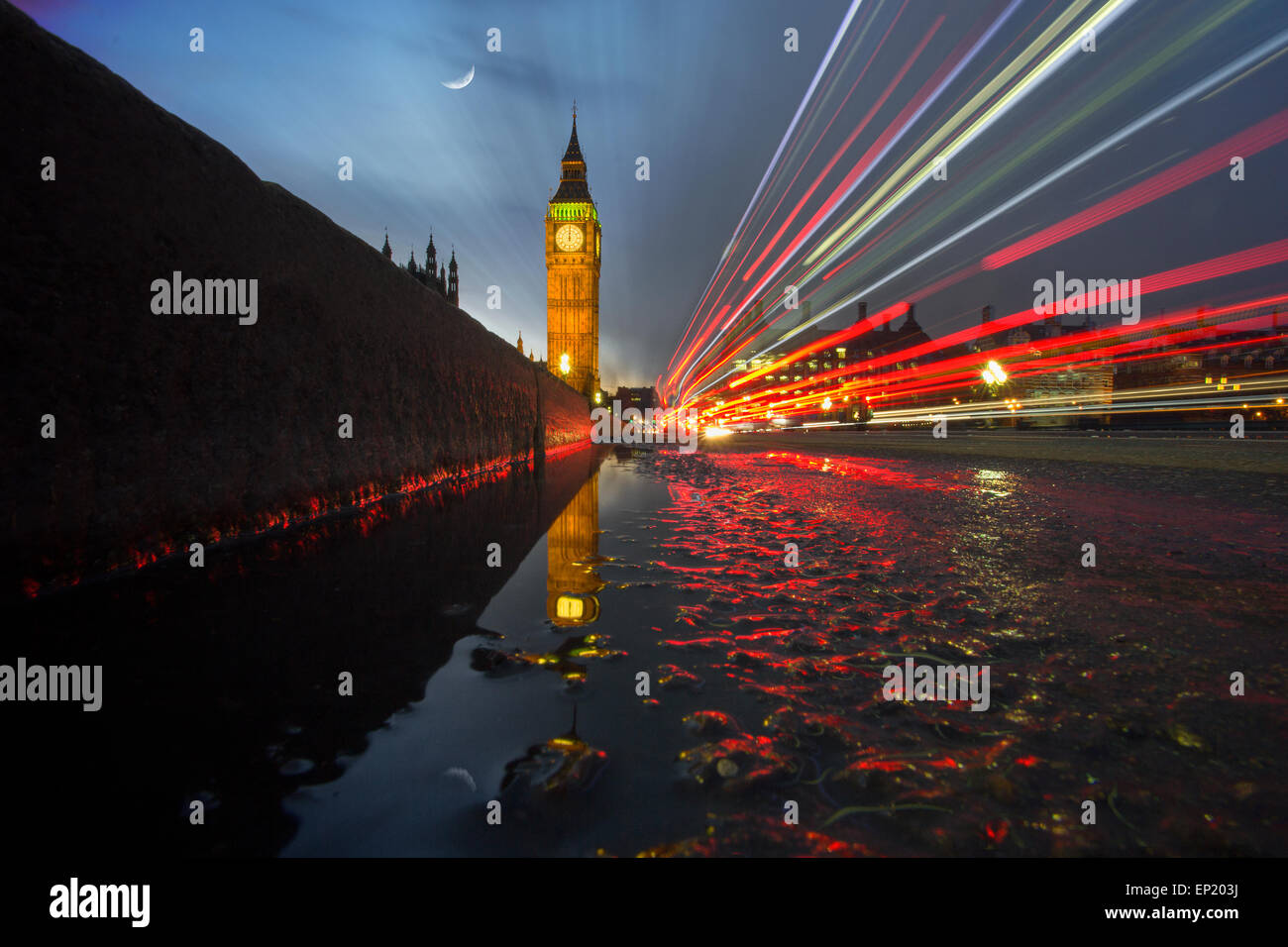 Lichtspuren in Westminster Bridge mit Big Ben im Hintergrund, London, UK Stockfoto