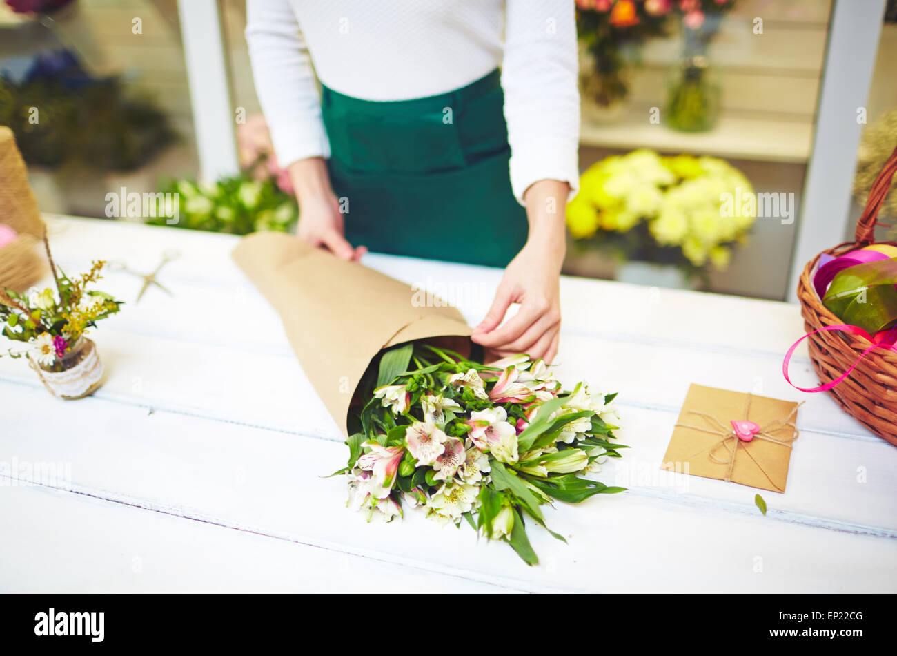 Weibliche Blumengeschäft Bouquet von weißen Amaryllen einwickeln Stockfoto