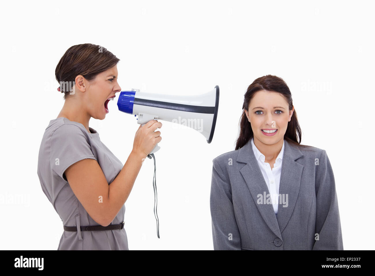 Geschäftsfrau mit Megaphon an Kollegen schreien Stockfoto