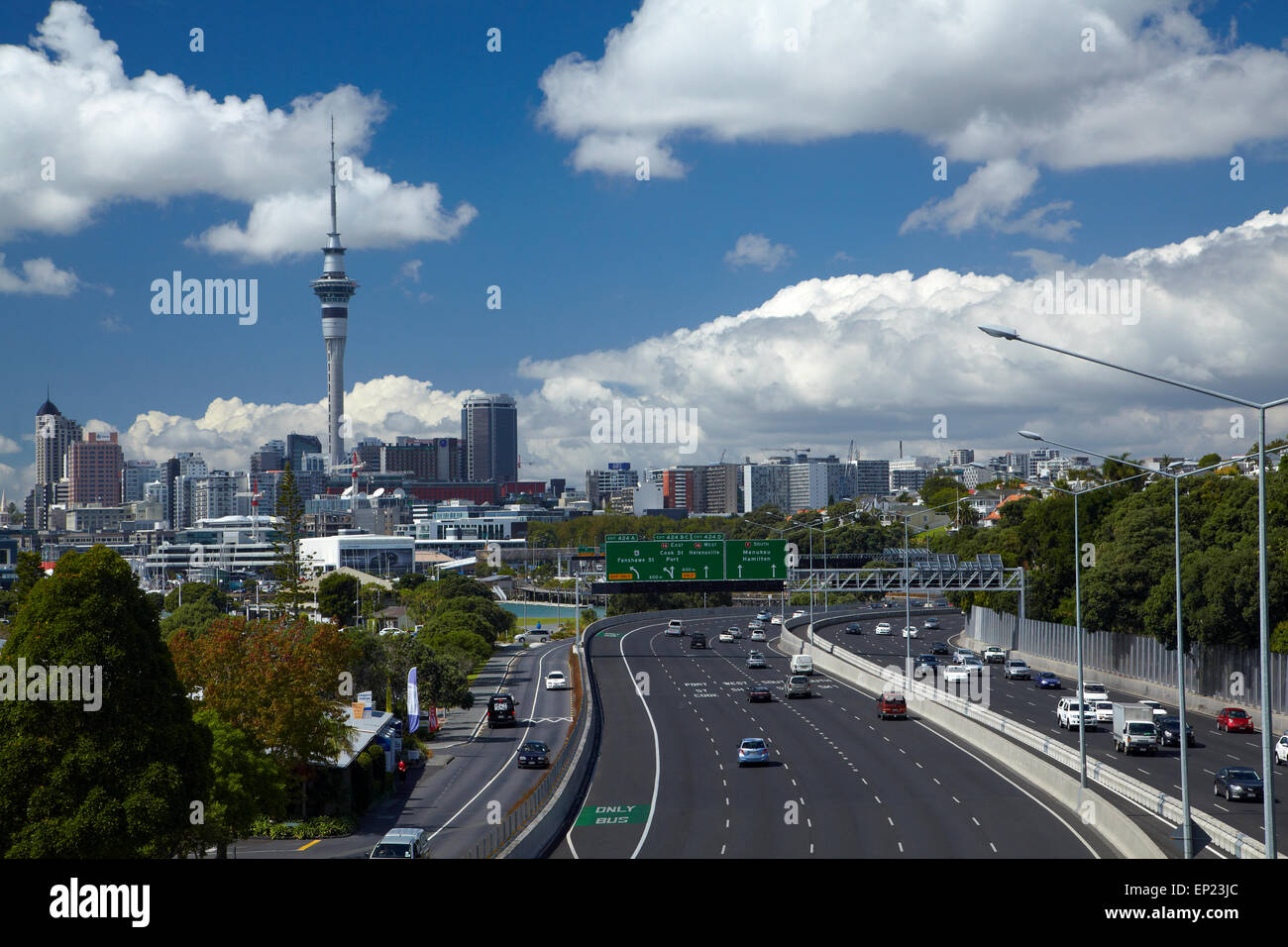 Nord-Autobahn und Skytower, Auckland, Nordinsel, Neuseeland Stockfoto