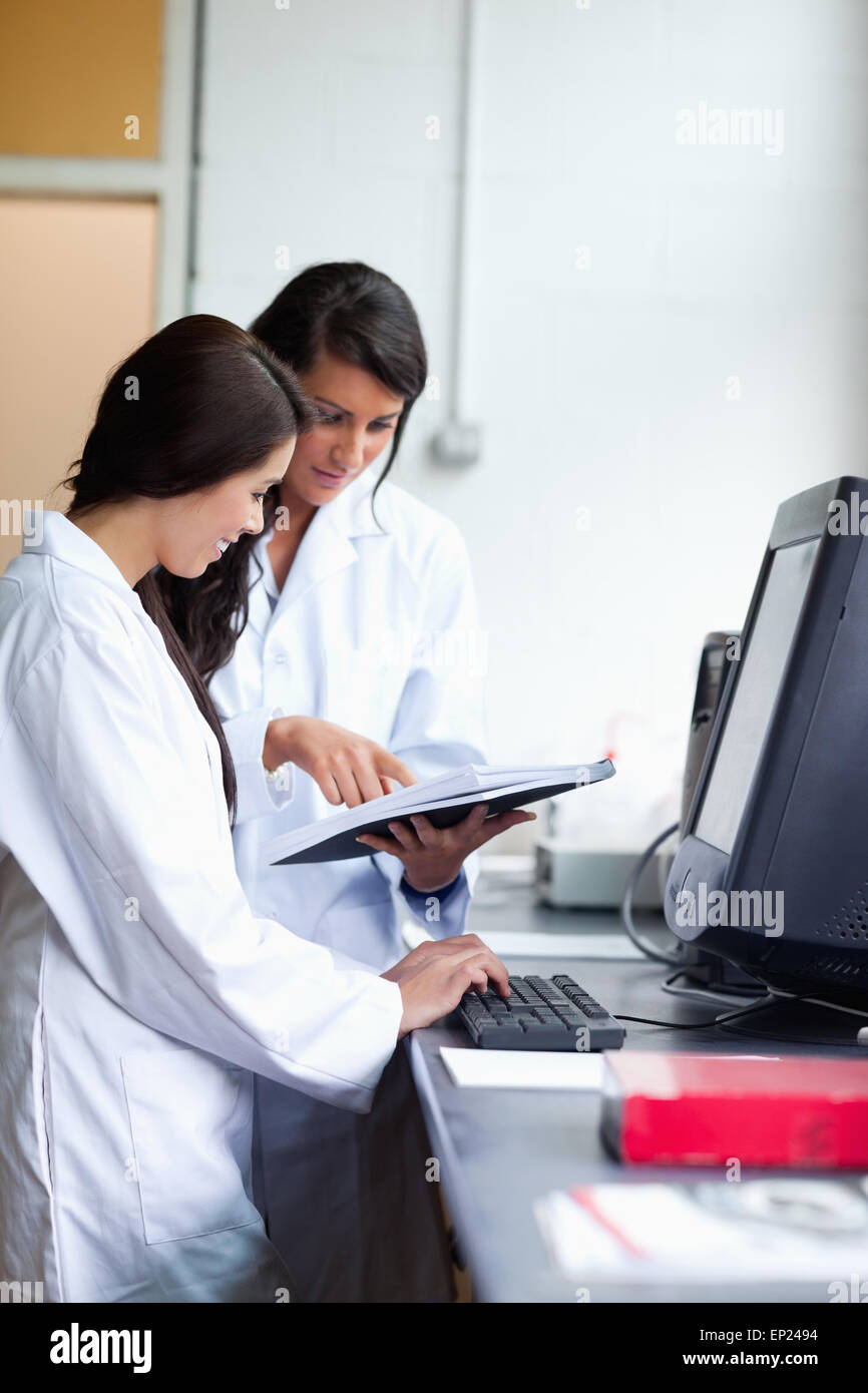 Porträt der Wissenschaftlerin Vergleich der Ergebnisse Stockfoto