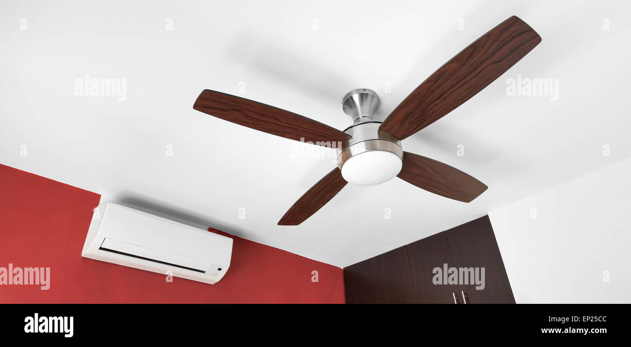 Elektrischer Deckenventilator und Split-System Klimaanlage auf dem Zimmer  Stockfotografie - Alamy