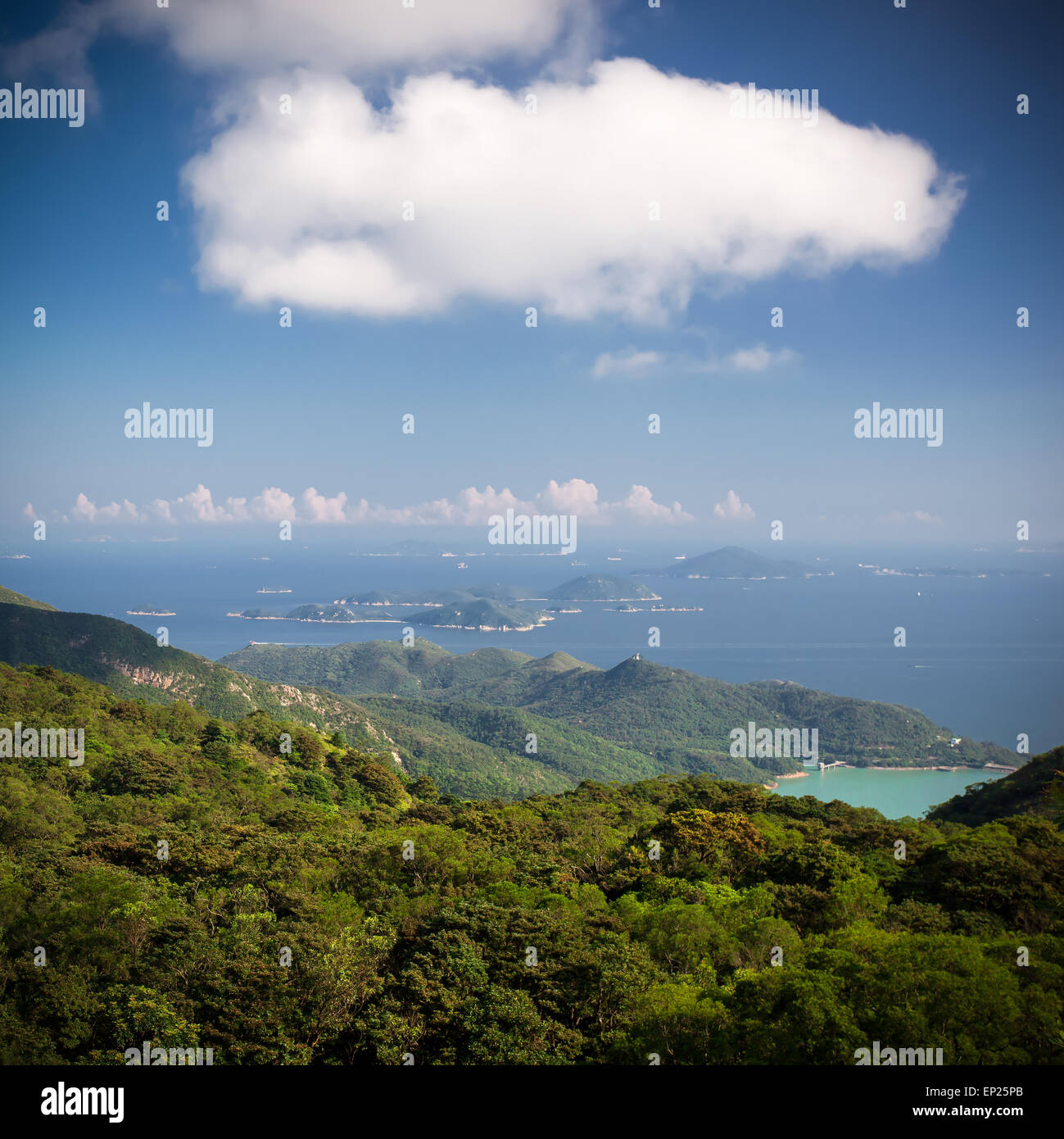 Berge mit Blick aufs Meer. Hong Kong Stockfoto