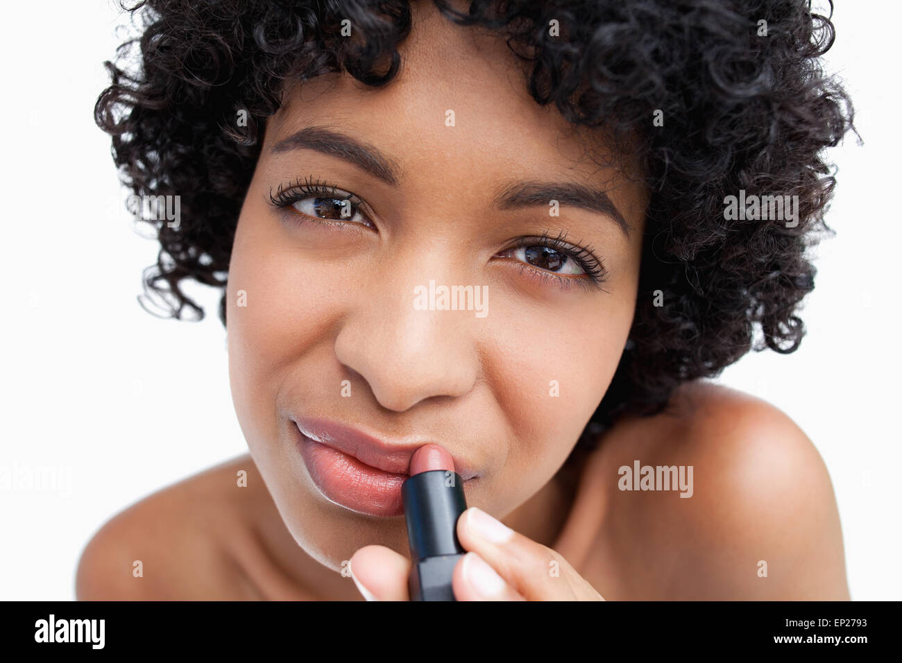 Junge Brünette Auftragen von Lippenstift auf einem weißen Hintergrund Stockfoto